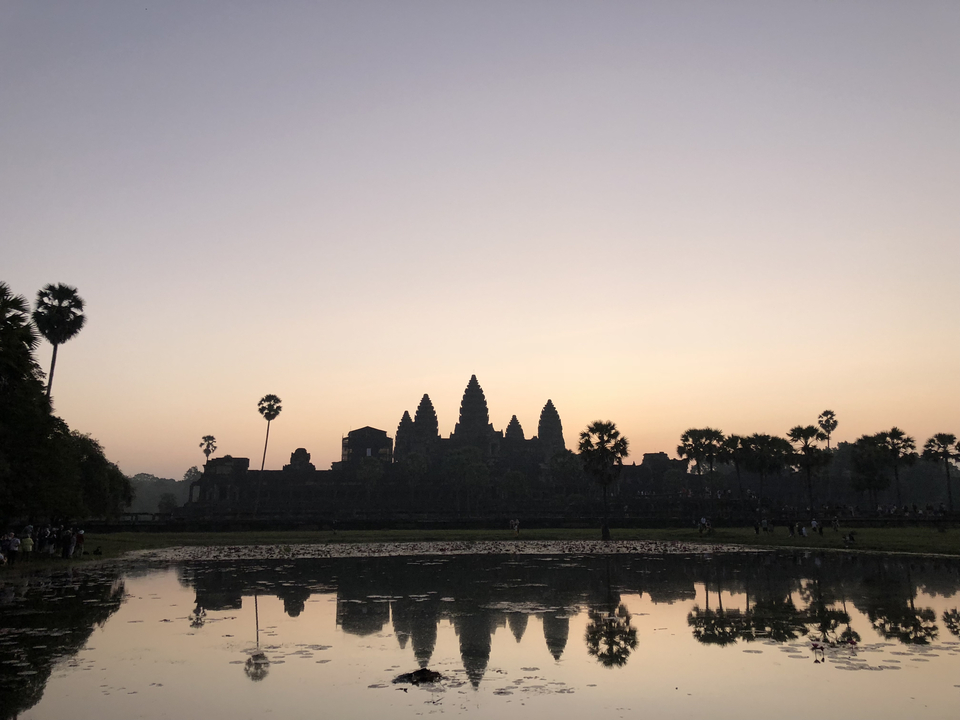 Silhouette d'Angkor Wat au coucher du soleil.