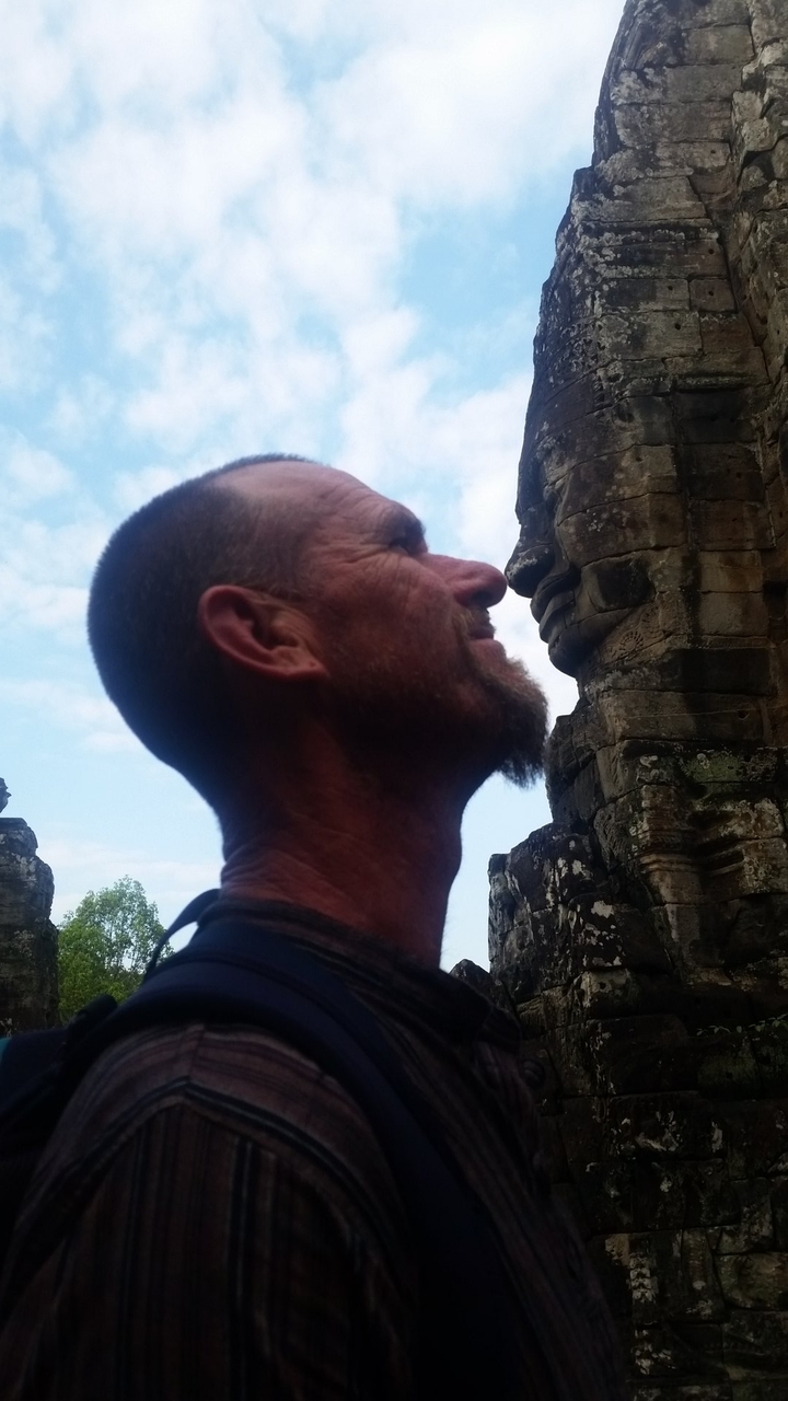 Profil d'une personne imitant un visage de pierre sur le mur d'un temple.