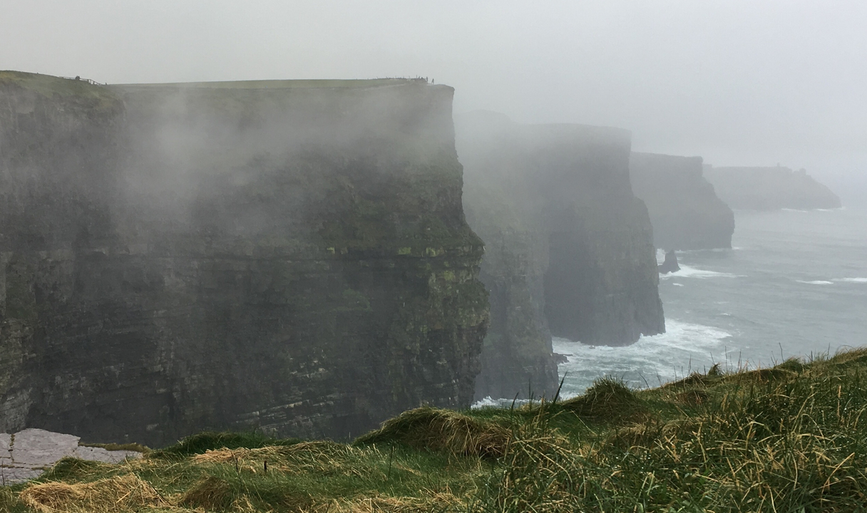 Vue brumeuse des falaises de Moher.
