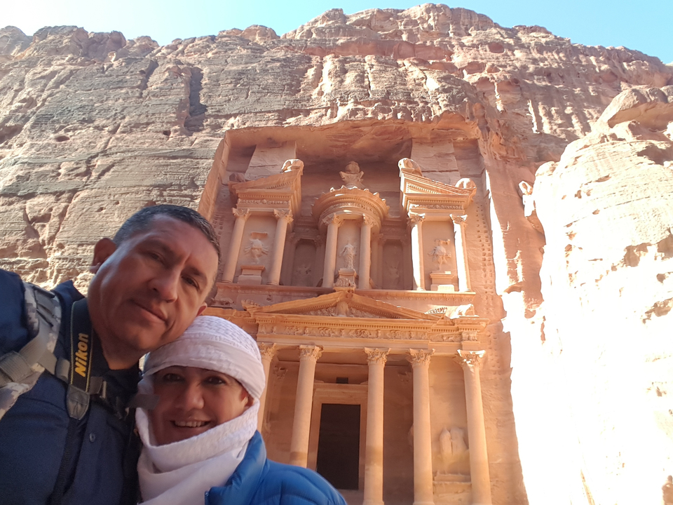 Touristes prenant un selfie devant le Trésor de Petra.