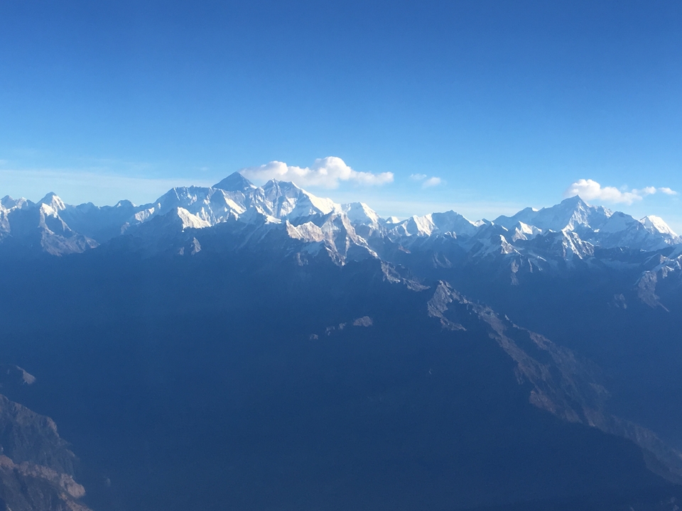 Haute chaîne de montagnes aux sommets enneigés.