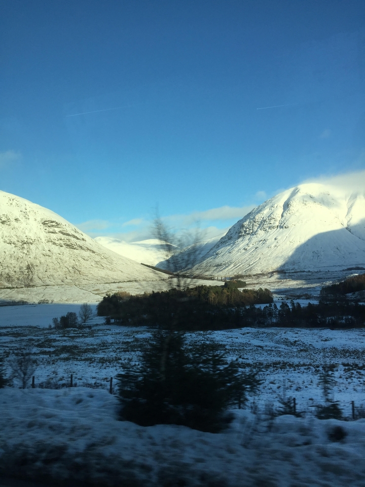 Vallée enneigée entre deux chaînes de montagnes.