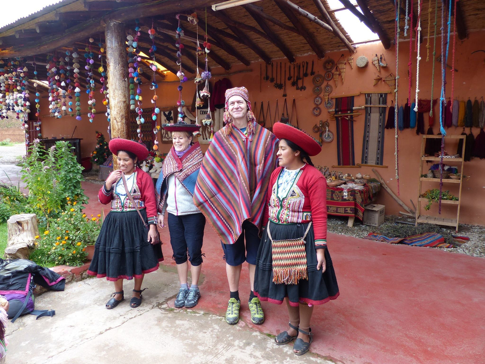 Des personnes portant des vêtements traditionnels andins posent pour une photo.