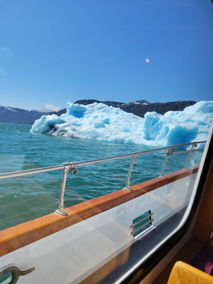 Vue depuis un bateau d'icebergs massifs en mer.