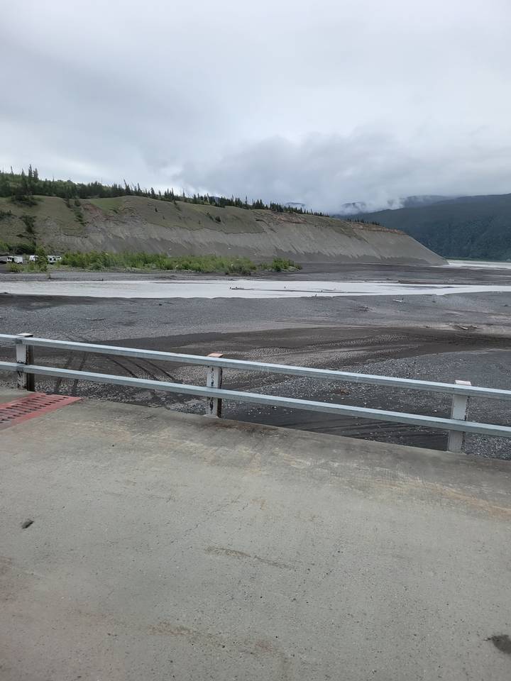 Sentier en béton avec une vue panoramique sur la nature.