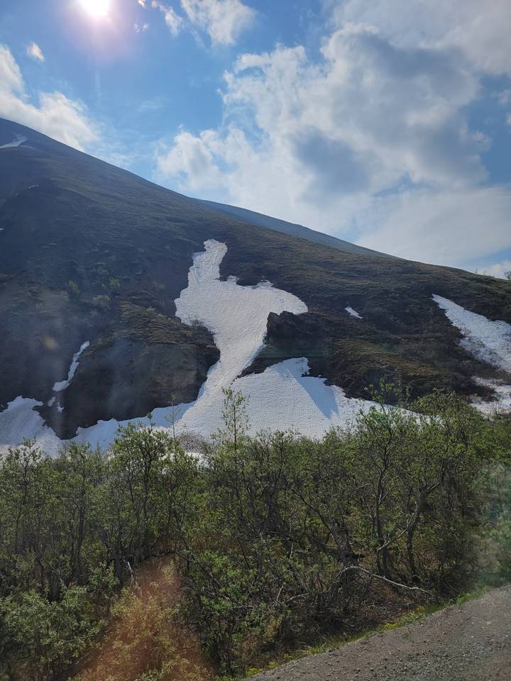 Montagne enneigée par temps clair.