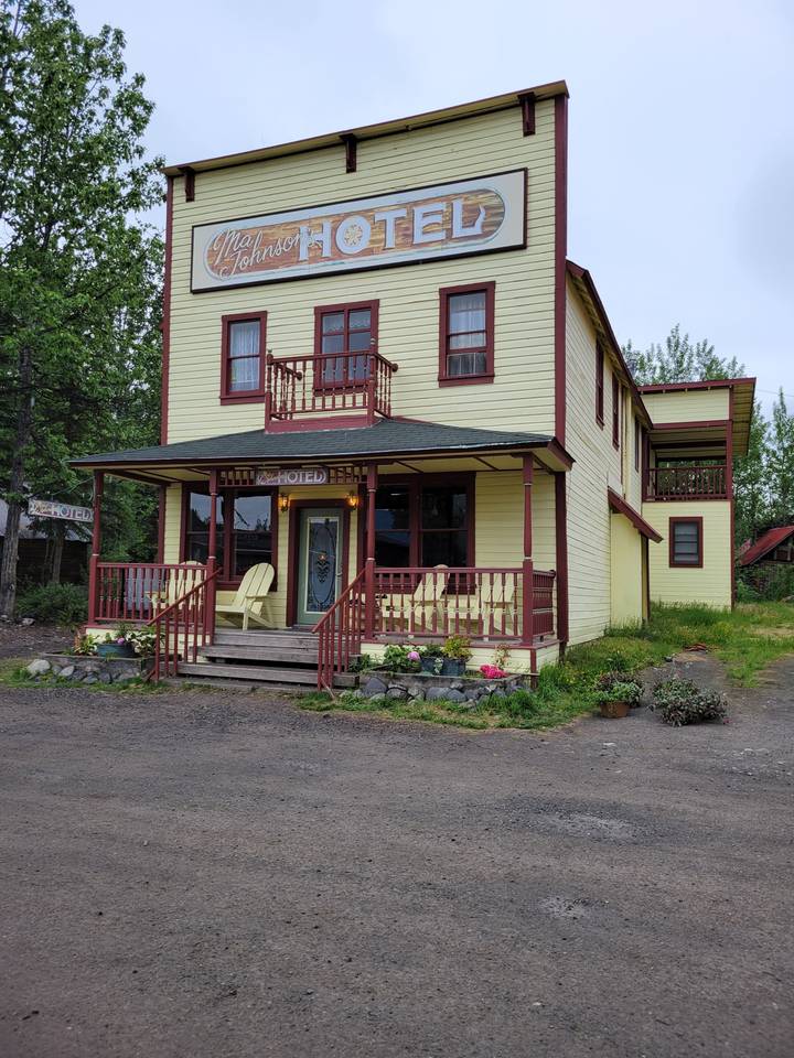 Bâtiment d'hôtel historique à l'architecture en bois.