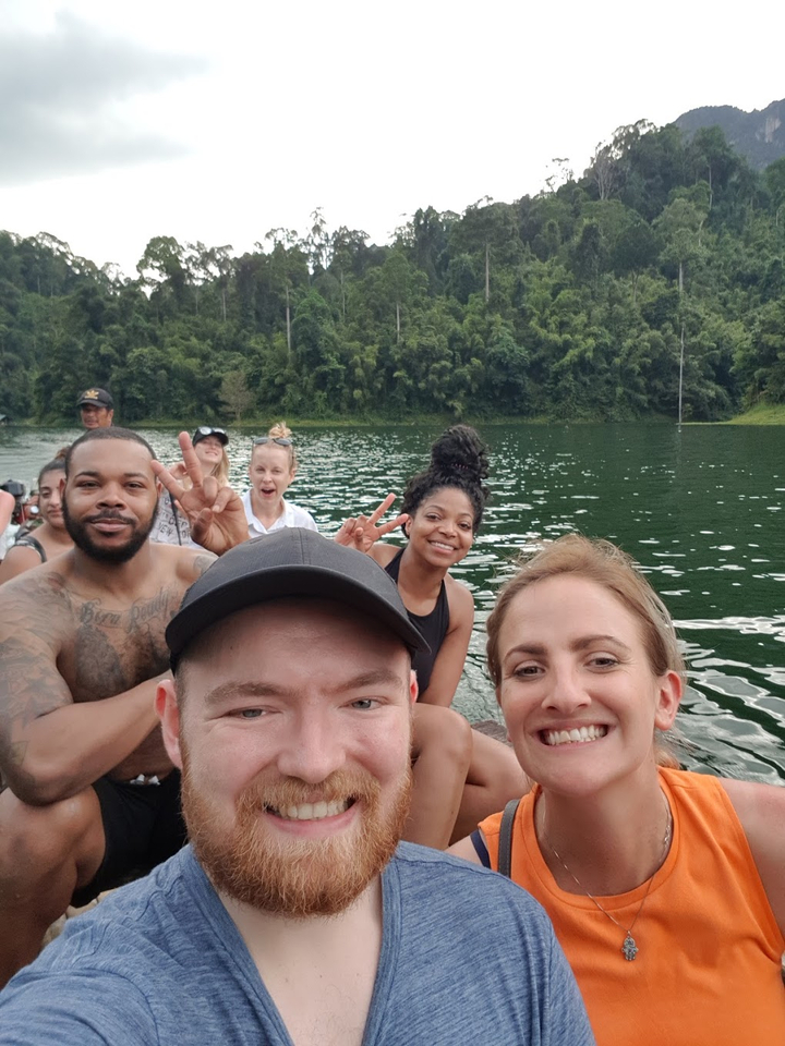 Groupe de personnes profitant d'une promenade en bateau sur un lac.