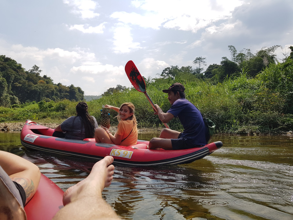 Deux personnes font du canoë sur une rivière calme.