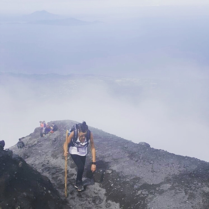 Randonnée sur une montagne embrumée.