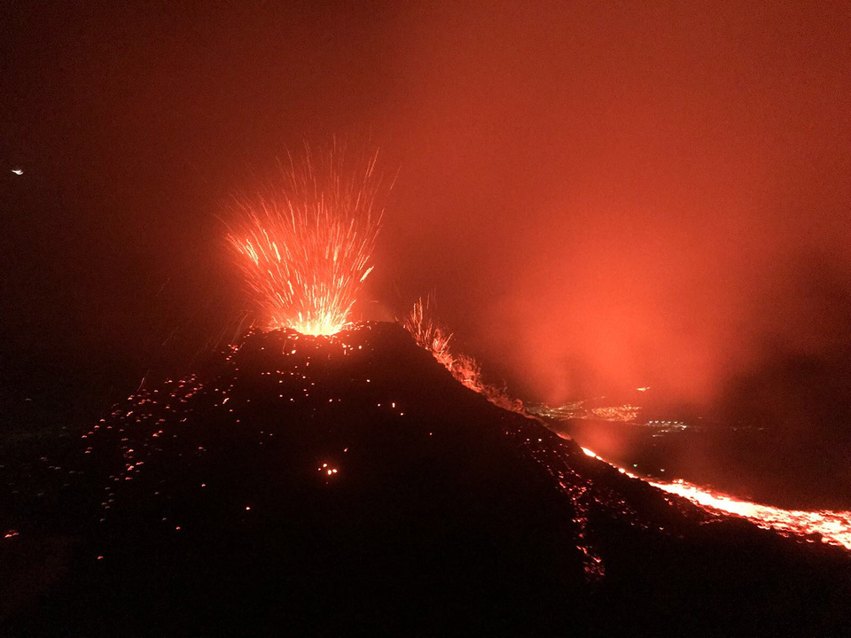 Éruption de lave d'un volcan en activité, la nuit.