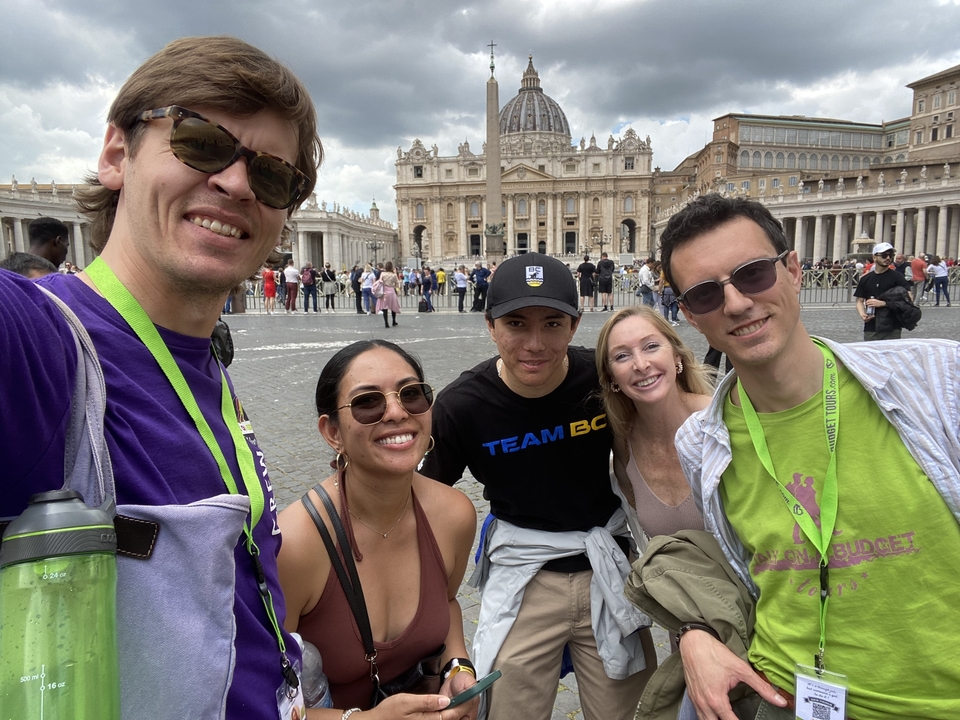 Touristengruppe mit Petersdom im Hintergrund.
