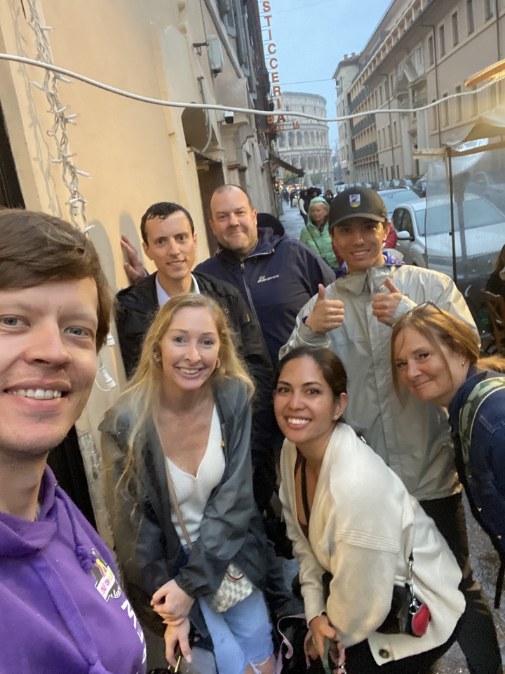 Gruppe von Menschen, die für ein Selfie lächeln.