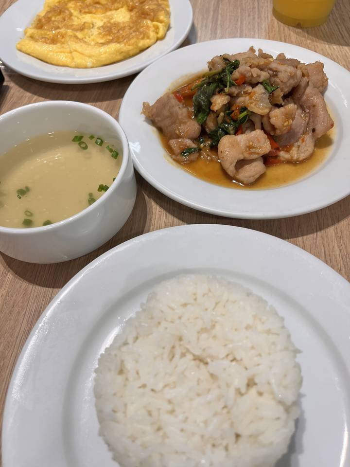 Plats traditionnels thaïlandais sur une table