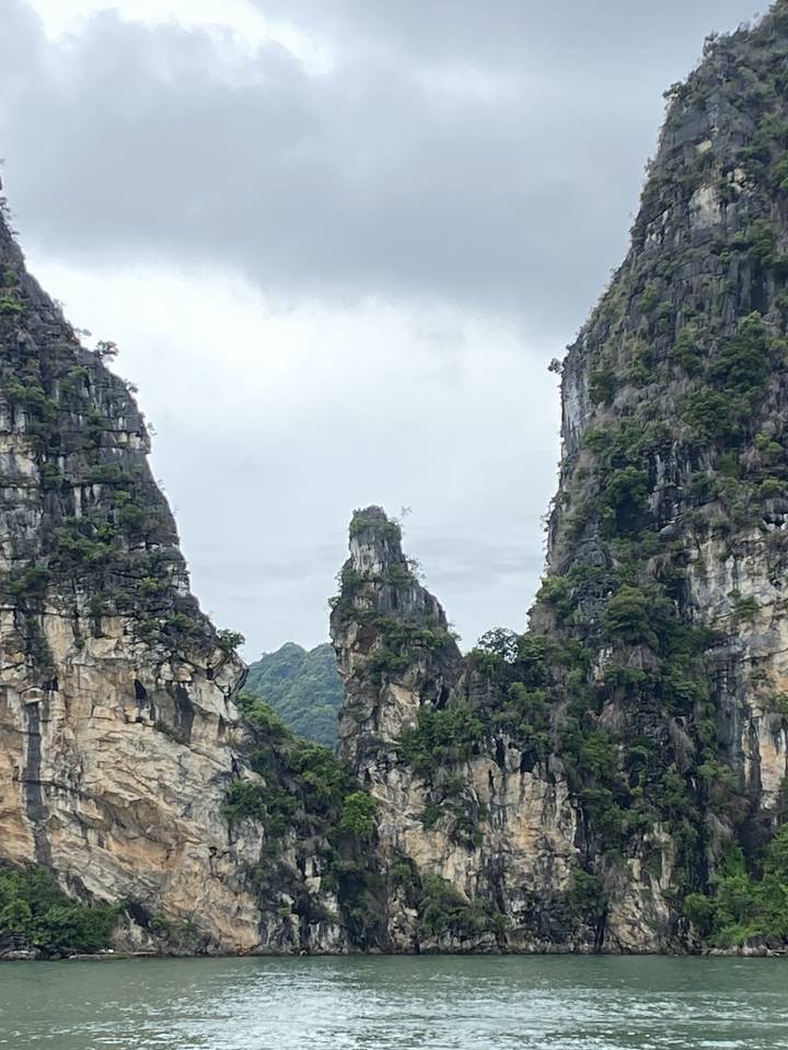 Formations calcaires karstiques dans une baie.