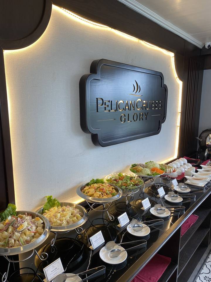 Installation de buffet dans la zone de restauration d'un navire de croisière.