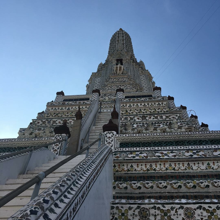 Gros plan sur un escalier de temple décoré de façon complexe.