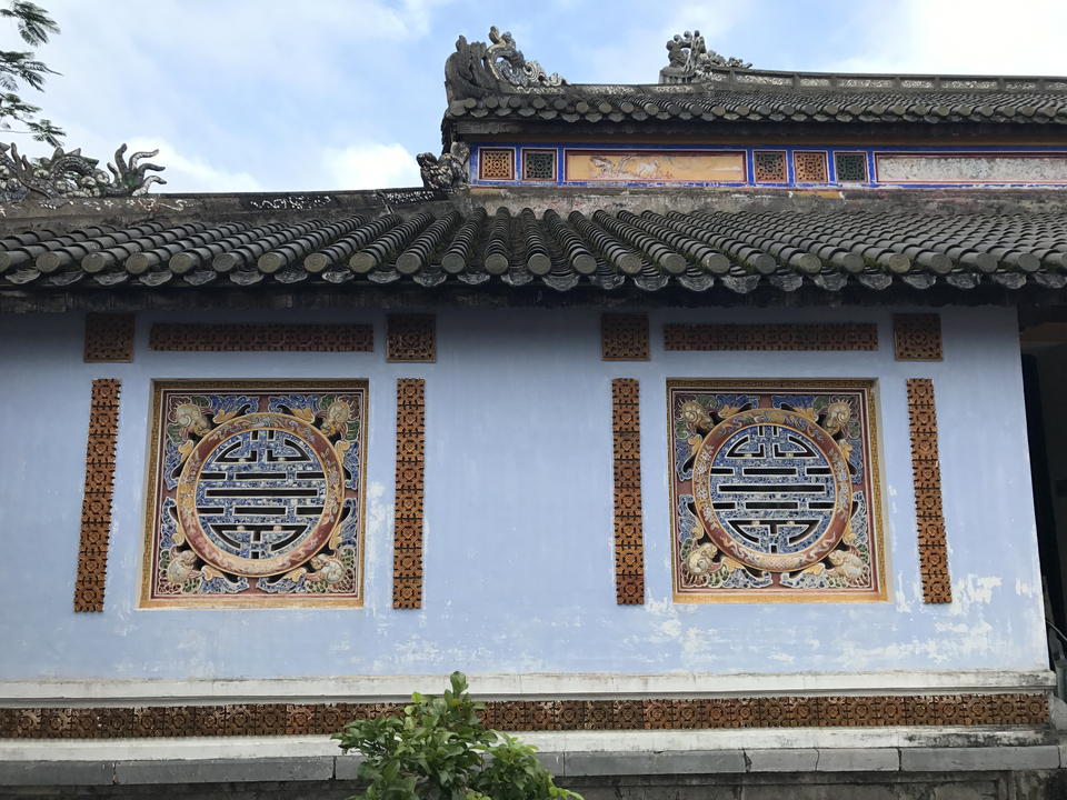 Mur avec fenêtres et ornements décoratifs.