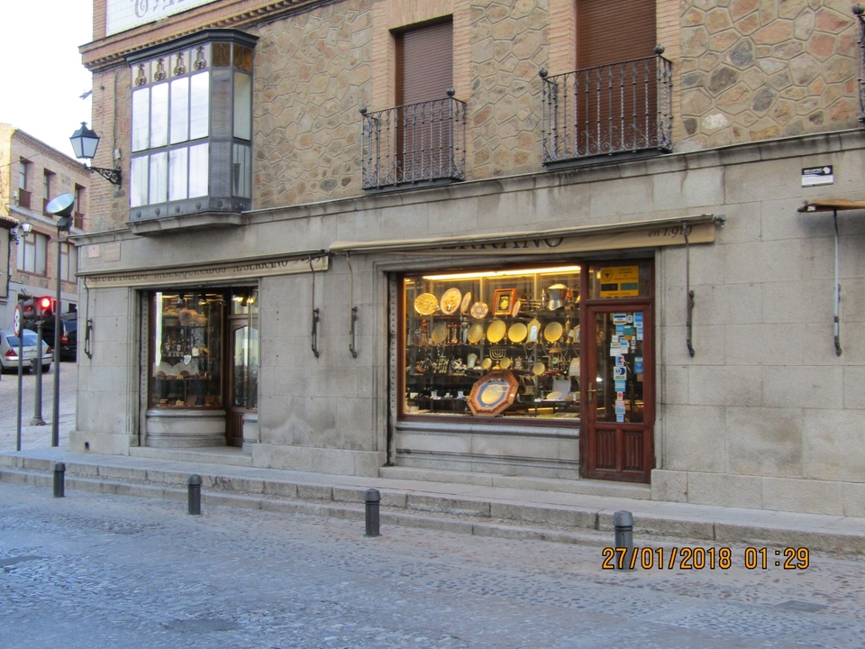 Vue de la rue d'un magasin de souvenirs dans une ville européenne.