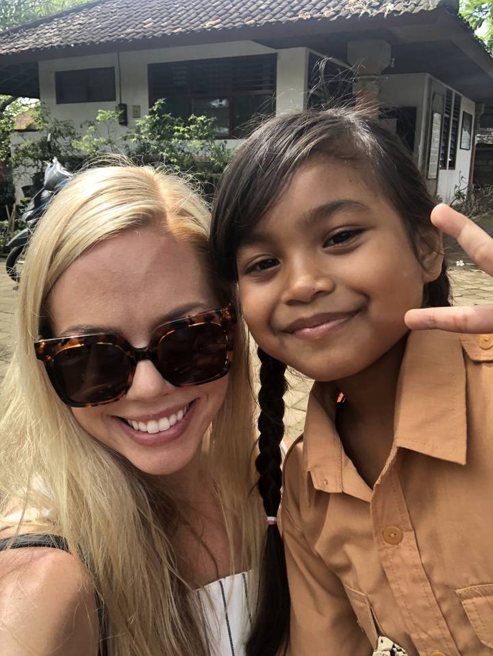 Selfie en gros plan de deux personnes souriantes.