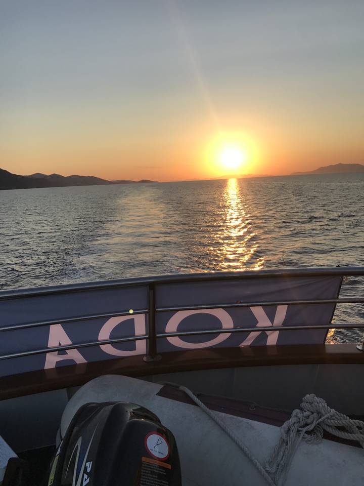 Vue du coucher de soleil depuis un bateau