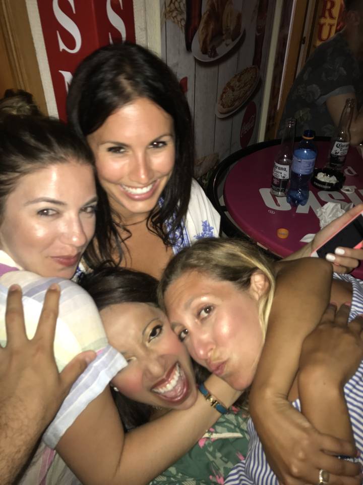 "Groupe d'amis allongés sur le sol"