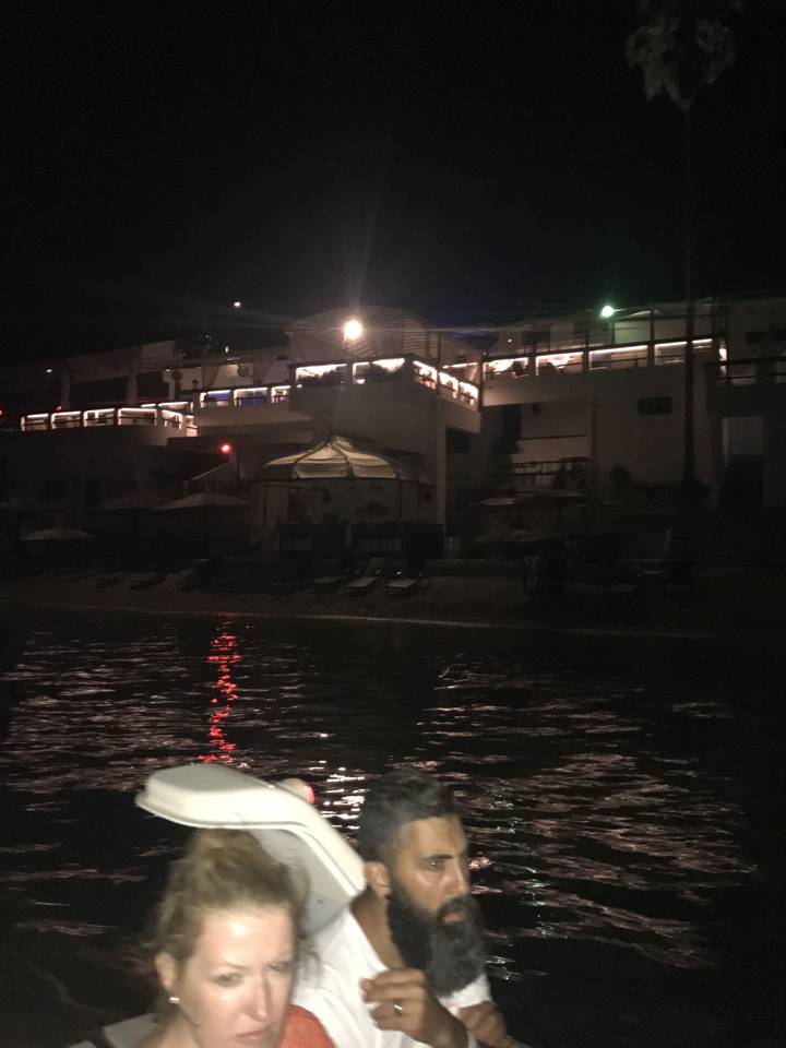 Deux personnes naviguant de nuit