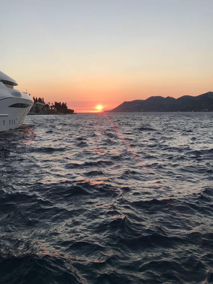 Coucher de soleil coloré sur la mer