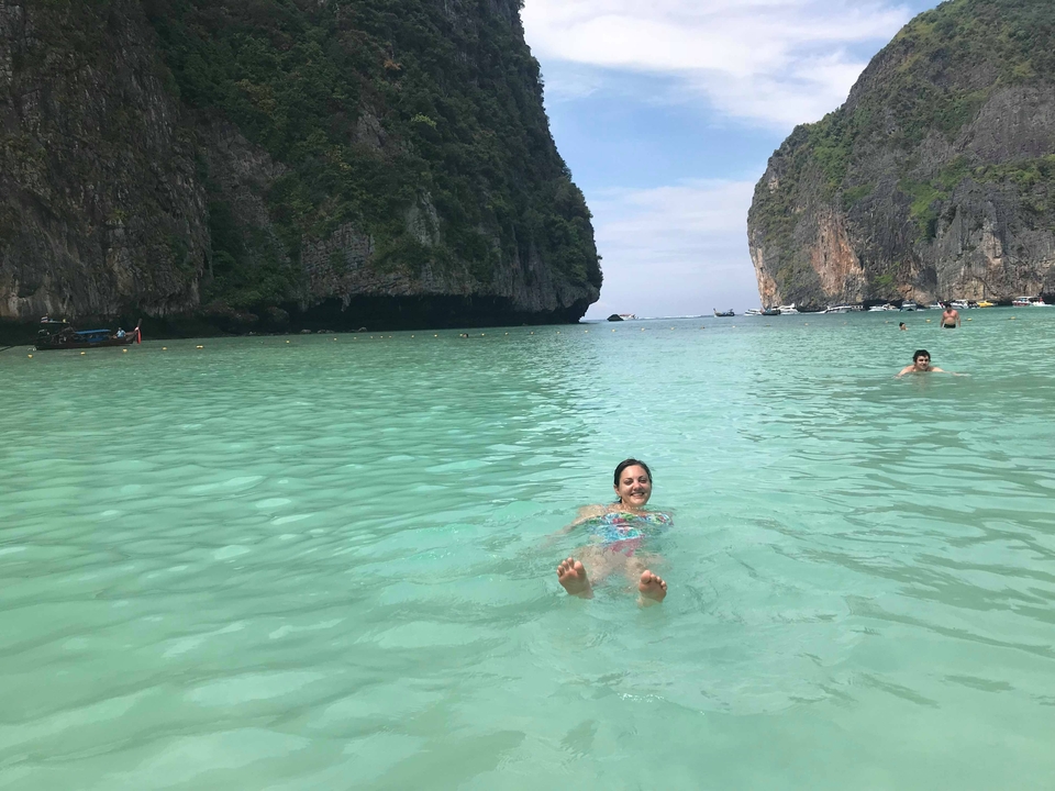 Nagez avec une personne dans des eaux turquoises claires et des falaises spectaculaires.