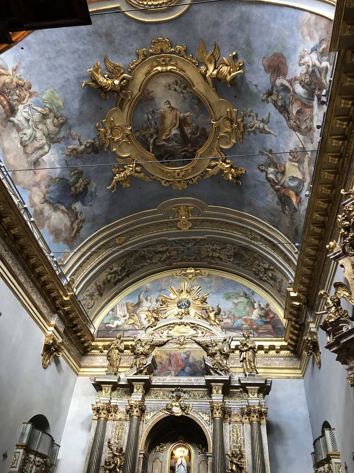 Plafond orné de fresques et de décorations dorées.