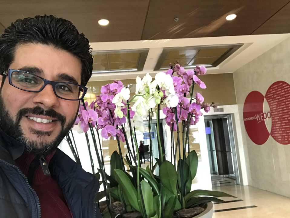 Personne tenant un bouquet de fleurs à l'intérieur.