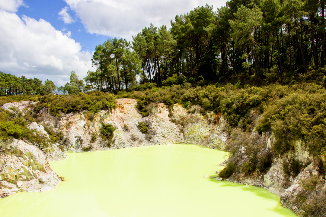 Piscine verte d'aspect acide dans une zone géothermique.
