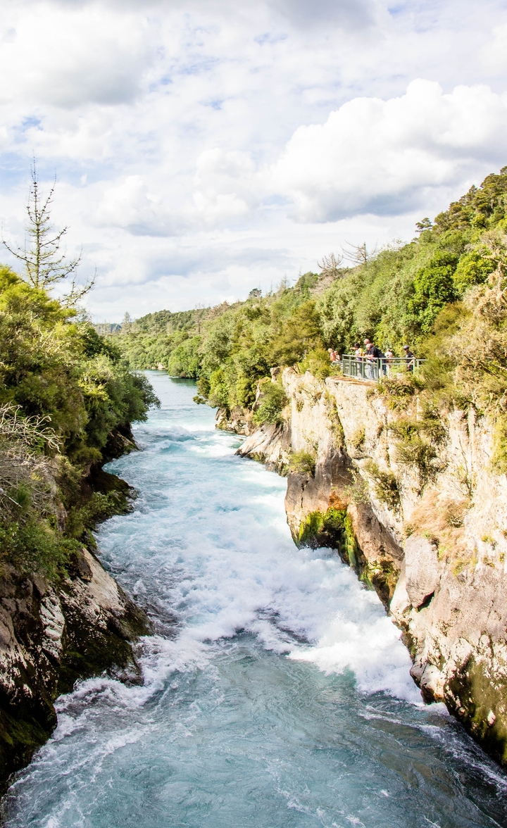 Canyon de rivière avec des rapides et des spectateurs.