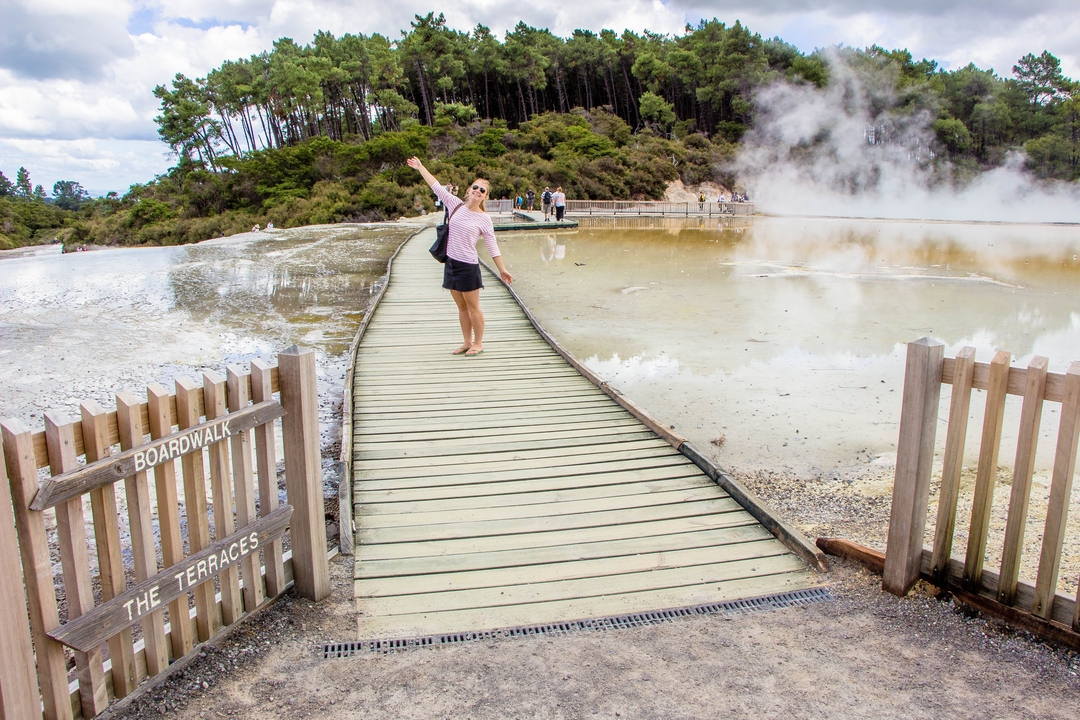 Personne se tenant sur une promenade avec des caractéristiques géothermiques.
