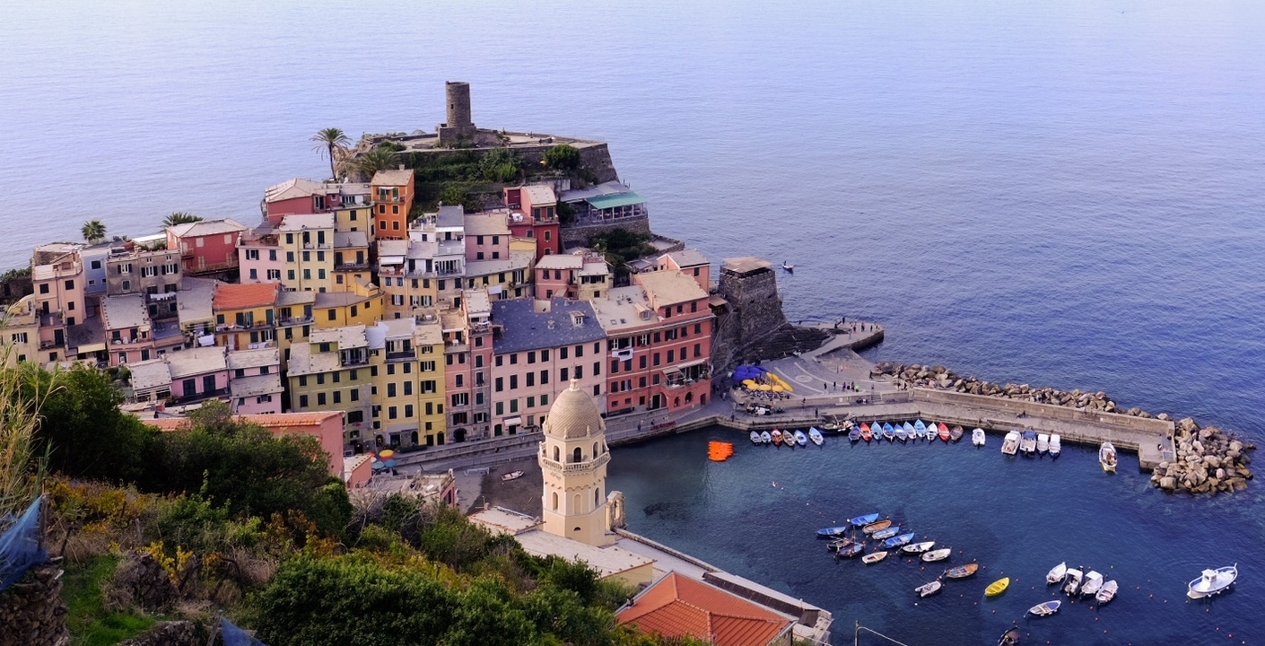 Village balnéaire coloré avec un petit port.