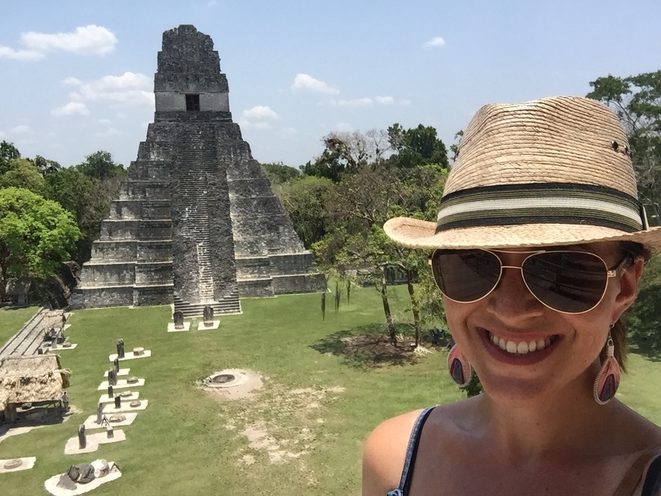 Femme devant une pyramide à Tikal.