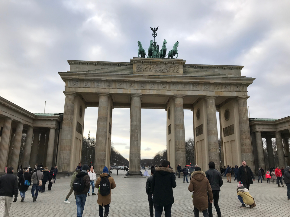 Porte de Brandebourg entourée de touristes.