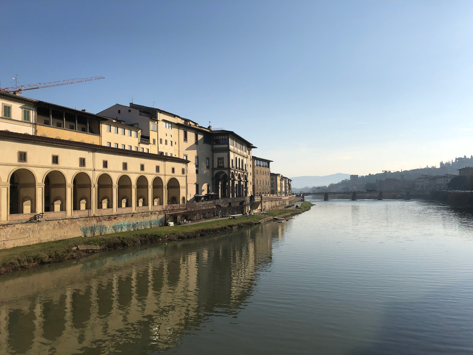 Rivière à Florence avec des bâtiments historiques.