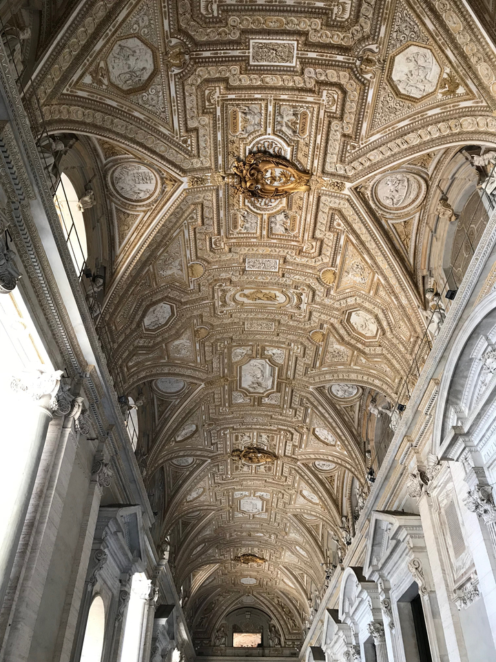 Plafond orné d'œuvres d'art détaillées et de dorures.