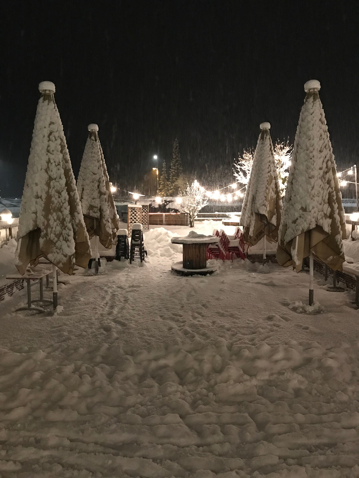 Le soir, l'aire de repos extérieure est recouverte de neige.