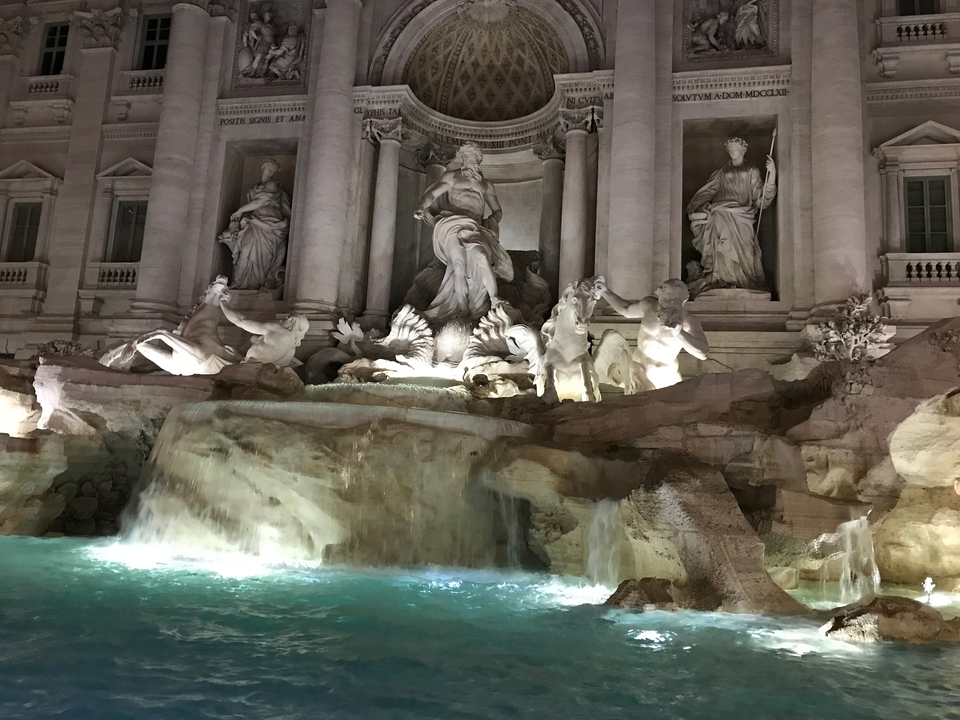 Fontaine de Trevi illuminée la nuit.