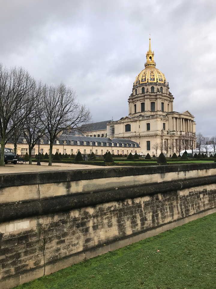 Bâtiment historique avec des jardins bien entretenus.