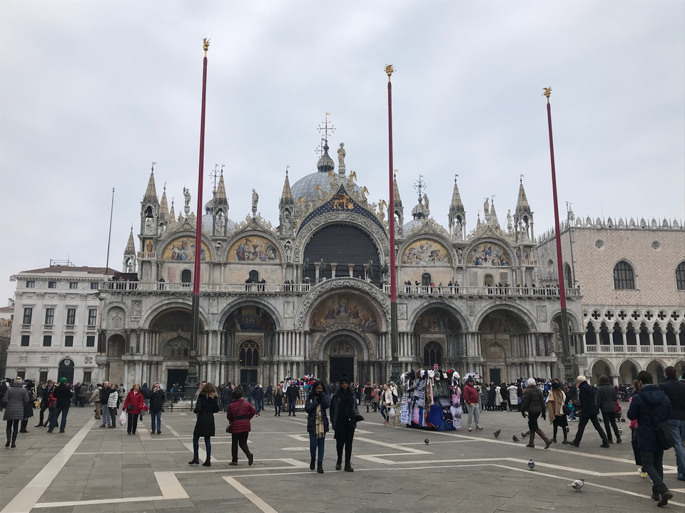 La basilique Saint-Marc avec des touristes sur la place.