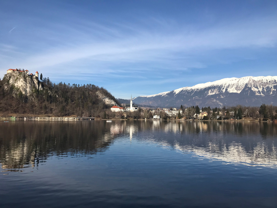 Vue sur le lac, les montagnes et le château.