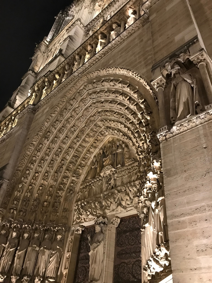 Détails architecturaux gothiques de nuit.
