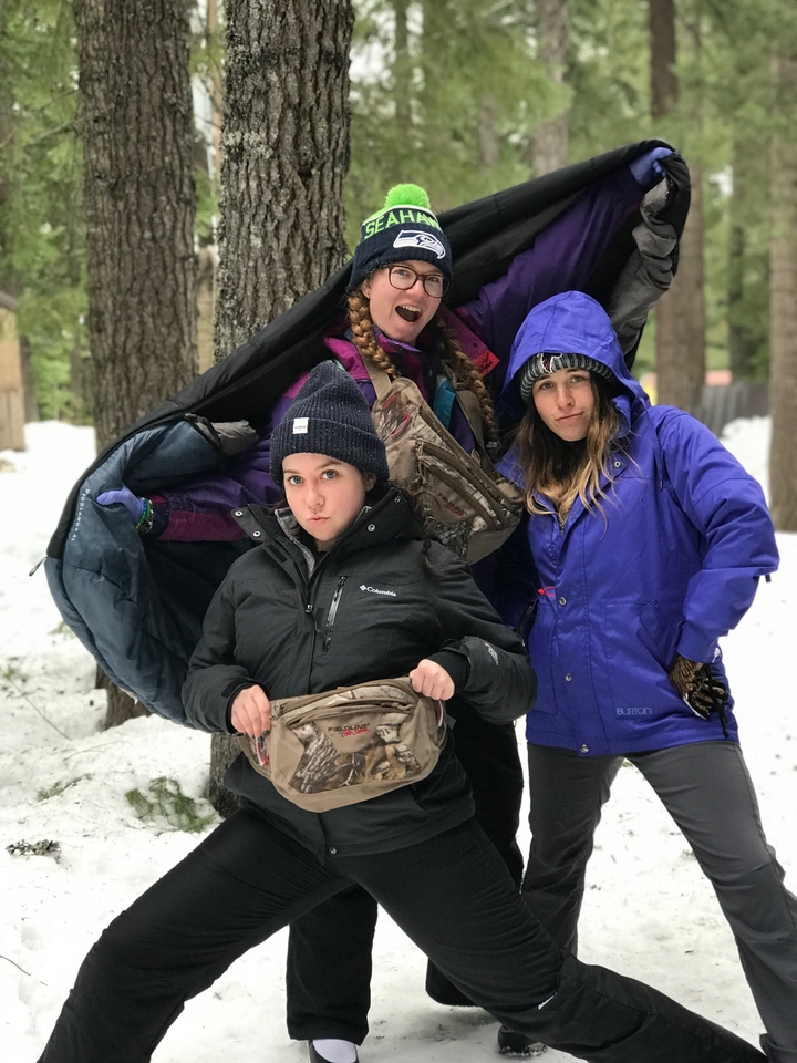 Groupe d'amis posant en tenue de neige.