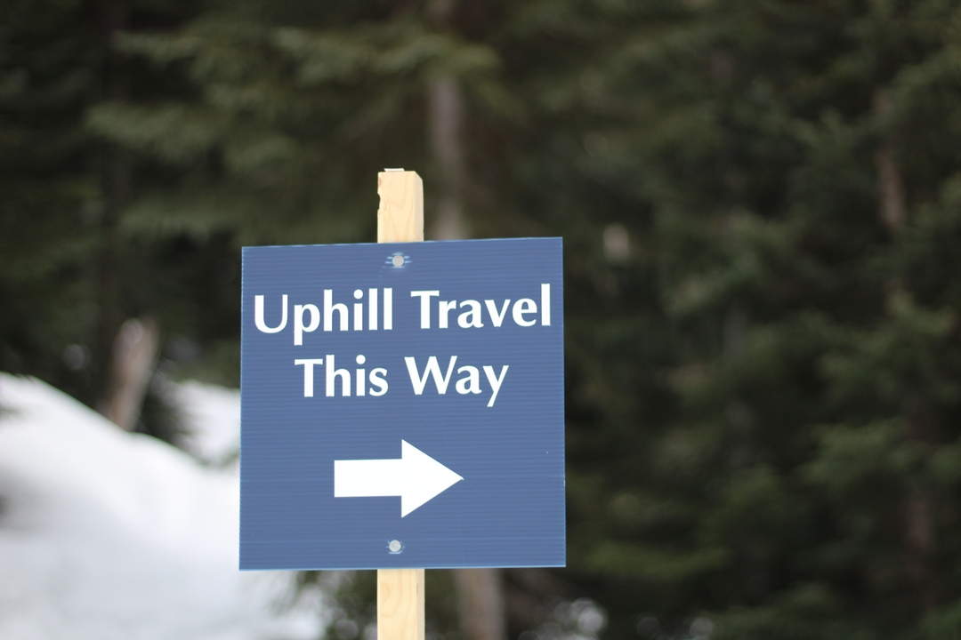 Panneau indiquant la direction de la montée.