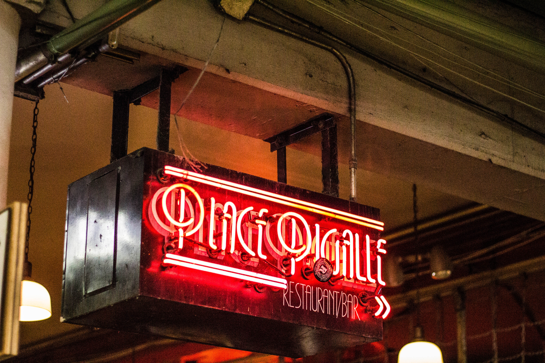 Une enseigne lumineuse pour un restaurant.