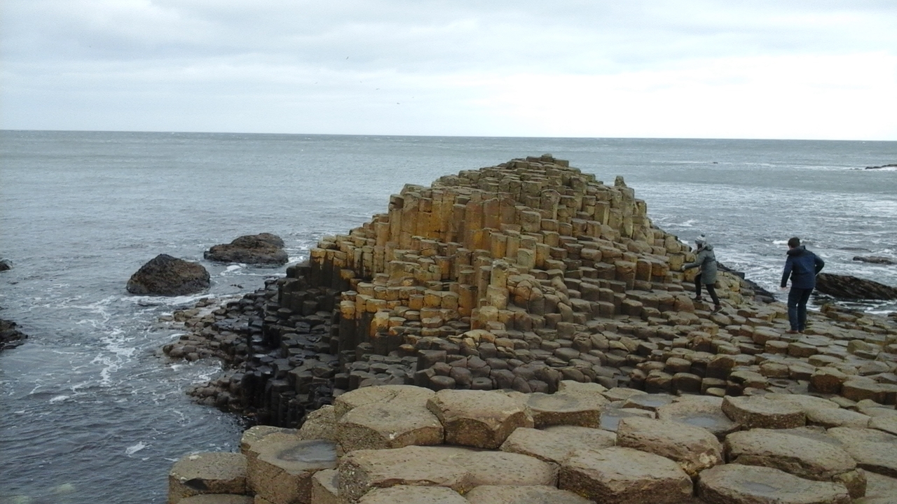 Chaussée des Géants avec des touristes explorant les colonnes rocheuses hexagonales