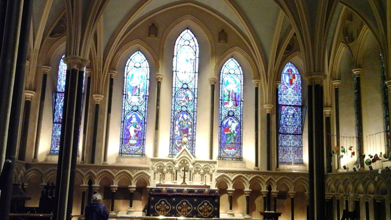 Intérieur d'une église avec vitraux et autel